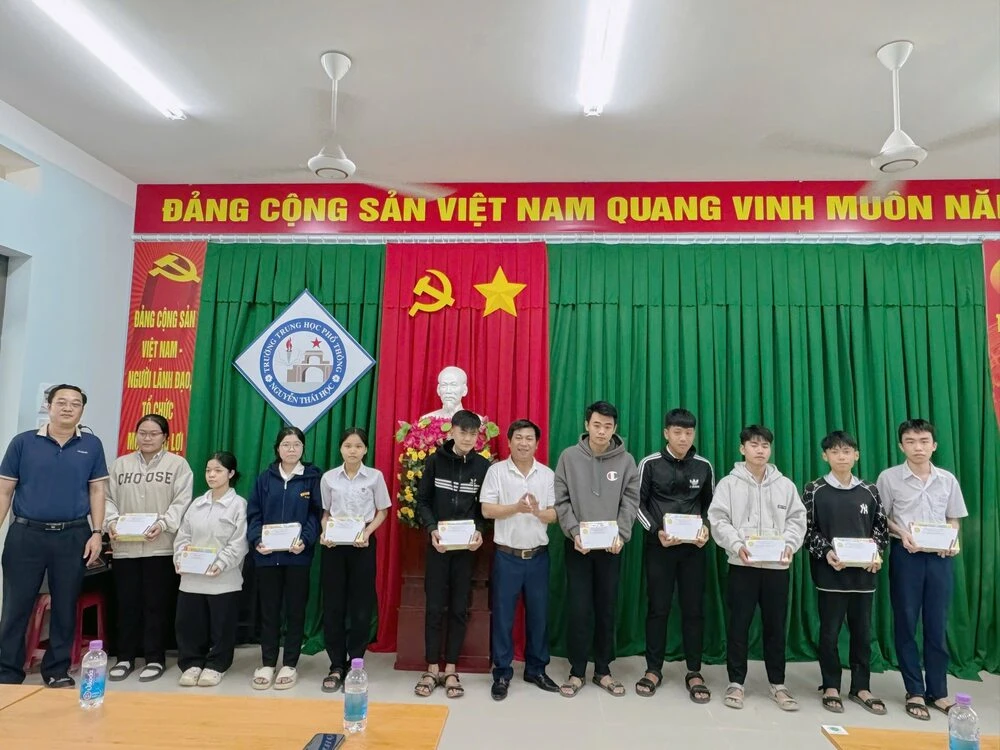 ĐẠI VIỆT CẦN THƠ TIẾP TỤC HÀNH TRÌNH SAN SẺ – HỖ TRỢ THẦY CÔ & HỌC SINH TRƯỜNG THPT NGUYỄN THÁI HỌC SAU LŨ